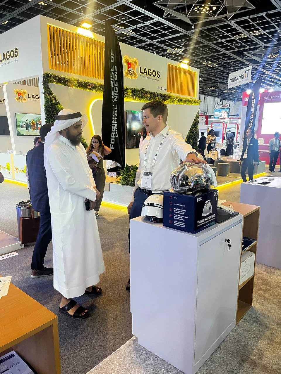 Демонстрация умной каски с голосовым помощником на GITEX